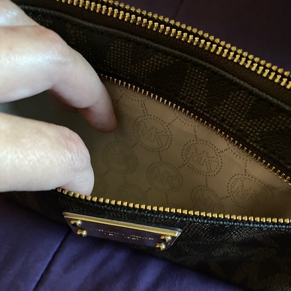 Michael Kors wristlet - Picture 3 of 9